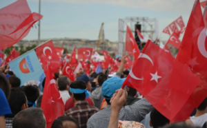 الأتراك يدلون بأصواتهم في الانتخابات التركية