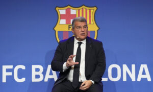 خوان لابورتا رئيس نادي برشلونة الاسباني