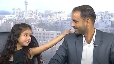 أب أردني يخطف القلوب مع طفلته على المسرح خلال حفل تخرجها