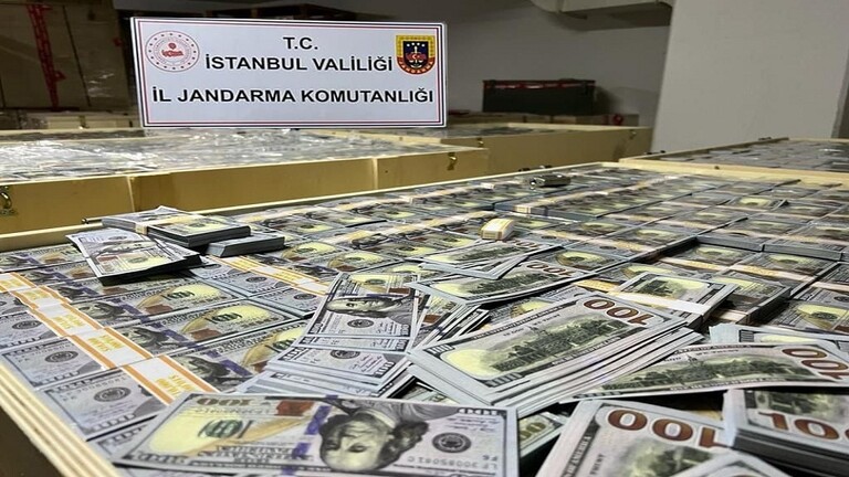 يحملون الجنسية السويدية والبريطانية .. تركيا تكشف عن شبكة لتزوير العملة وضبط مبلغ خيالي