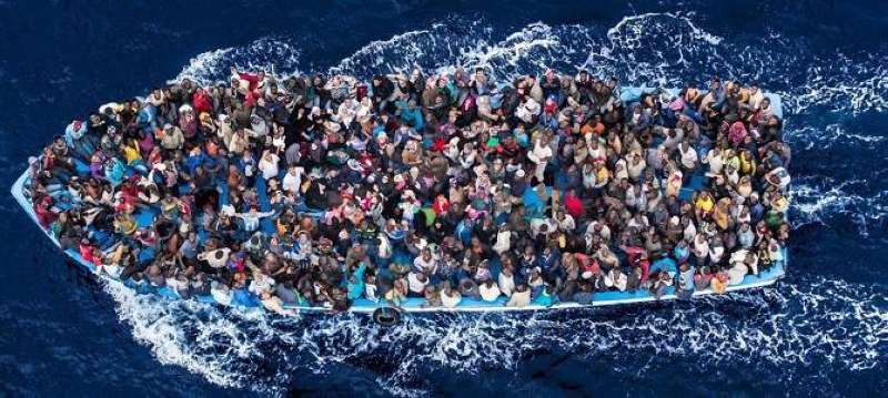 صحيفة التلغراف .. بريطانيا تبحث مع إيطاليا توقيع اتفاق لوقف تدفق المهاجرين 