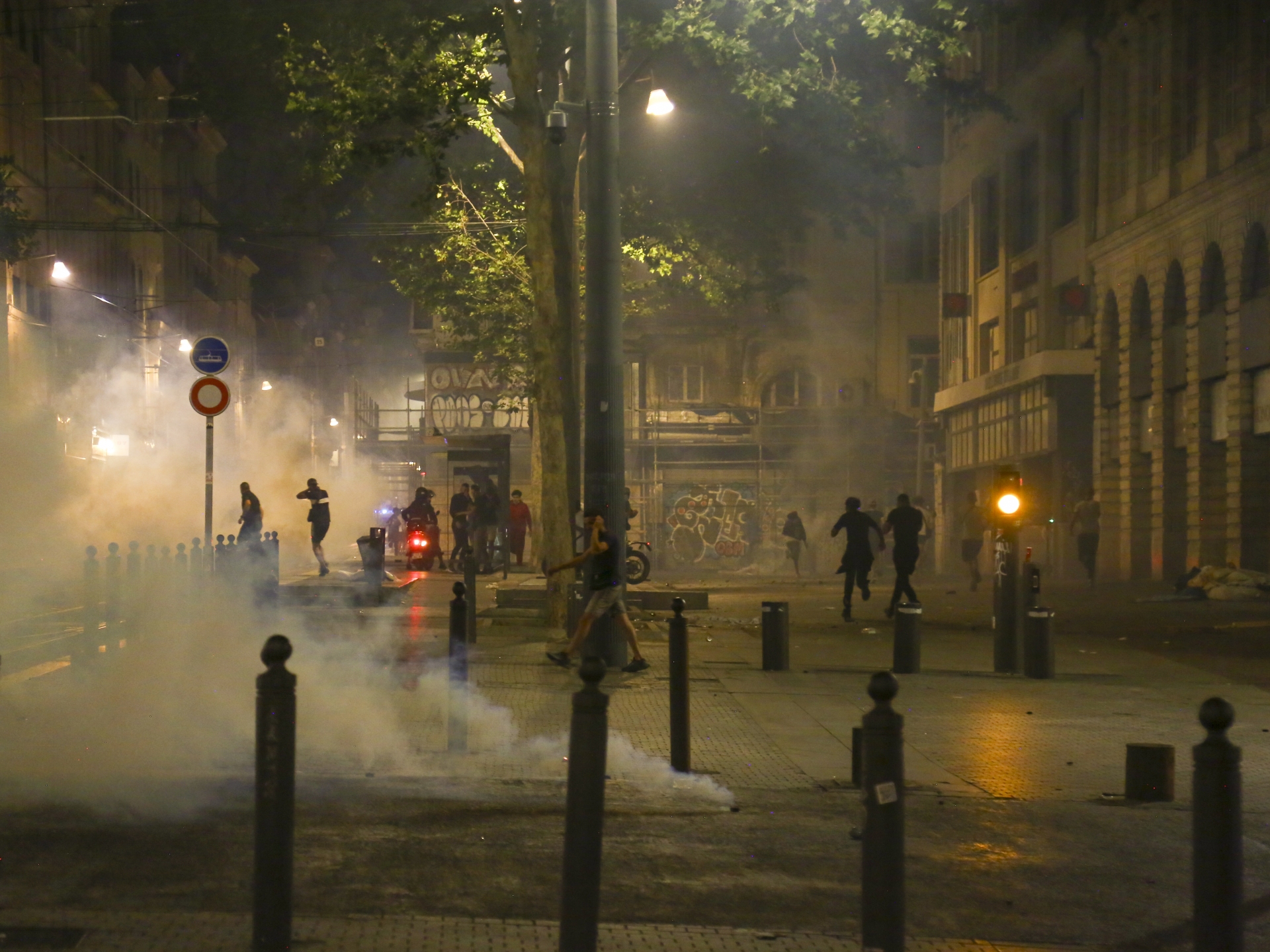 تطبيق الحظر الليلي بـ 40 مدينة في فرنسا وتراجع لحدة العنف بعد تشييع الشاب "نائل"