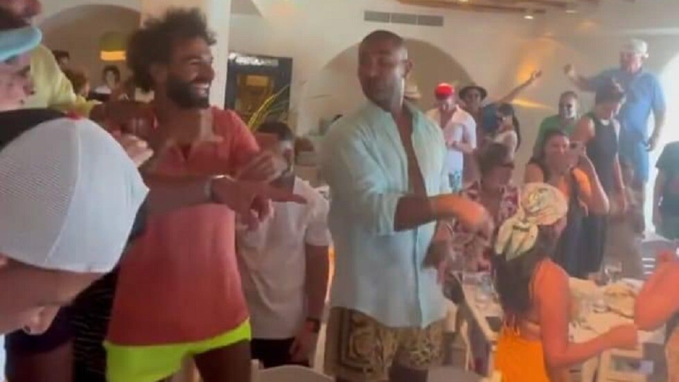 نجم ليفربول محمد صلاح يتفاعل على أغنية أحمد سعد في اليونان