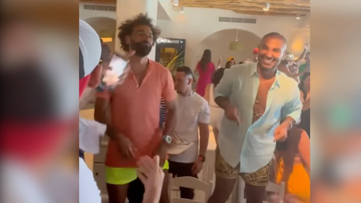 نجم ليفربول محمد صلاح يتفاعل على أغنية أحمد سعد في اليونان