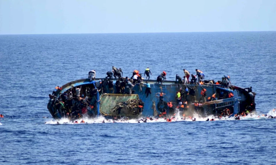 صحيفة أمريكية تتهم اليونان بإغراق قارب للمهاجرين والتسبب بوفاة من فيه 