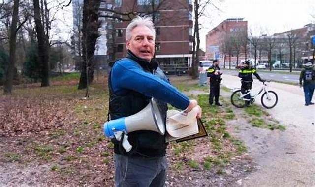 متطرف هولندي يقوم بتمزيق المصحف الشريف خلال مظاهرة أمام السفارة التركية