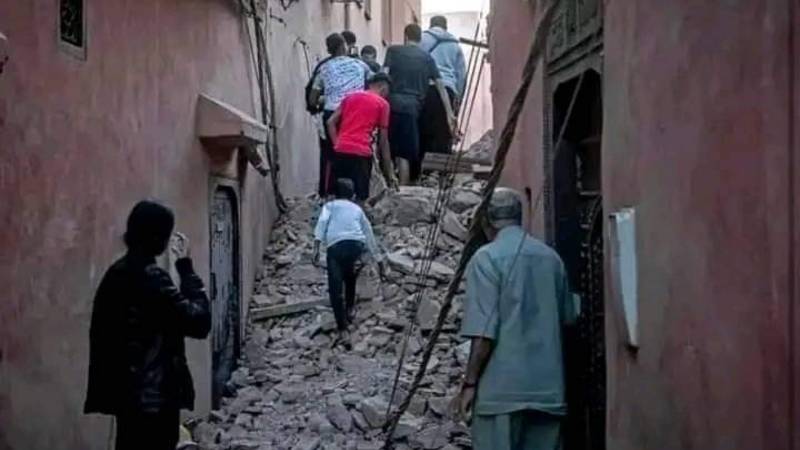 تفاعل كبير على مواقع التواصل الاجتماعي مع أب مغربي يبحث عن أولاده تحت الأنقاض